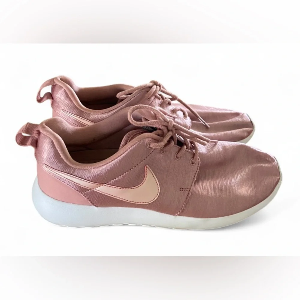 Nike Roshe One Pink Shimmer Women's‎ Trainer Shoes Size 7.5 EUC